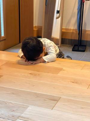 「可愛い！」「よしよししたくなる～」　兄が幼稚園に行った後の、２歳児の様子がこちら