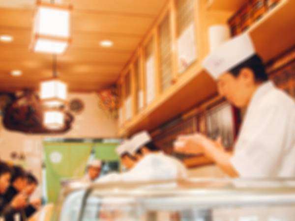 夫に子供を任せ、食事する妻　それを見た女性客の『発言』が？