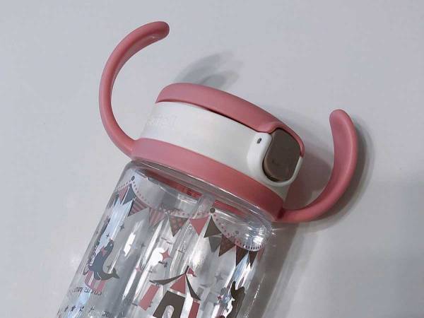 「夫に育児を任せた日のストローマグ」　いつもと違う姿に、吹き出す人続出！