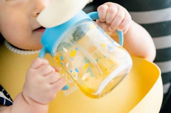 「夫に育児を任せた日のストローマグ」　いつもと違う姿に、吹き出す人続出！