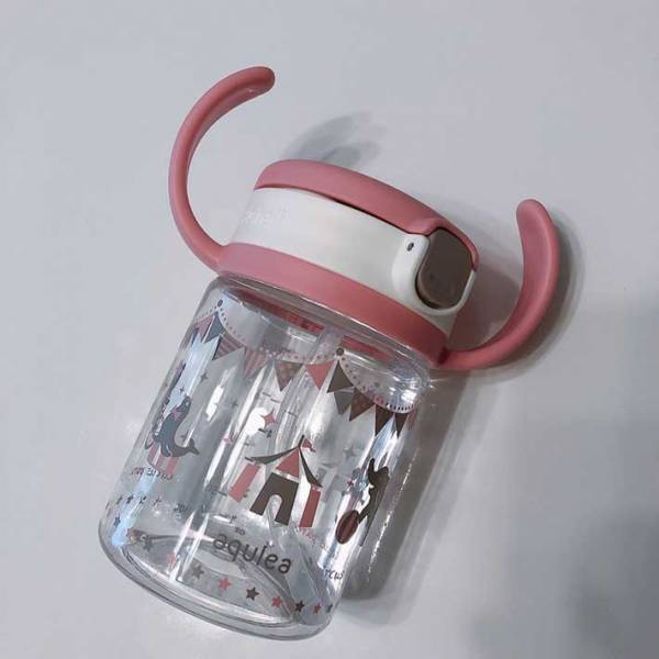 「夫に育児を任せた日のストローマグ」　いつもと違う姿に、吹き出す人続出！