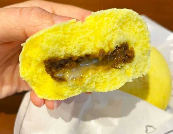 「寒いから買いに行こう」　ファミマでセール中の『ココイチ監修 チーズカレーまん』　気になる味は？