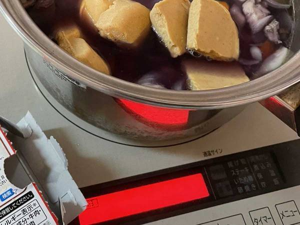 調理中のシチューの様子に「大丈夫かこれ」「アニメみたいで笑った！」