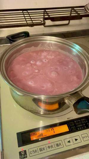 調理中のシチューの様子に「大丈夫かこれ」「アニメみたいで笑った！」