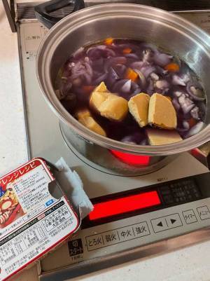 調理中のシチューの様子に「大丈夫かこれ」「アニメみたいで笑った！」