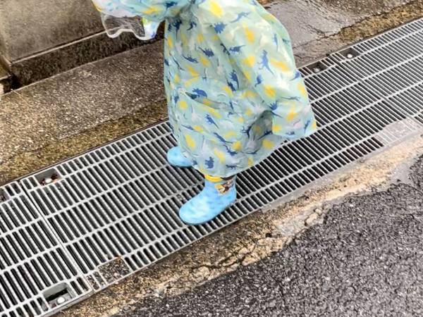 「てるてる坊主かと思った」　レインコートを着た２歳児の姿に、キュンとする