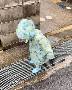 「てるてる坊主かと思った」　レインコートを着た２歳児の姿に、キュンとする