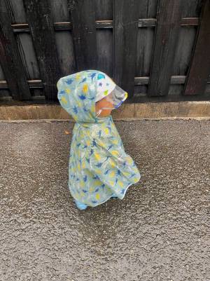 「てるてる坊主かと思った」　レインコートを着た２歳児の姿に、キュンとする