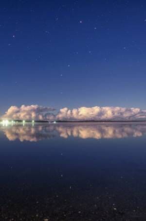 雨上がりの湖に浮かぶ『北斗七星』　写真家がとらえた１枚に「物語が始まりそう」