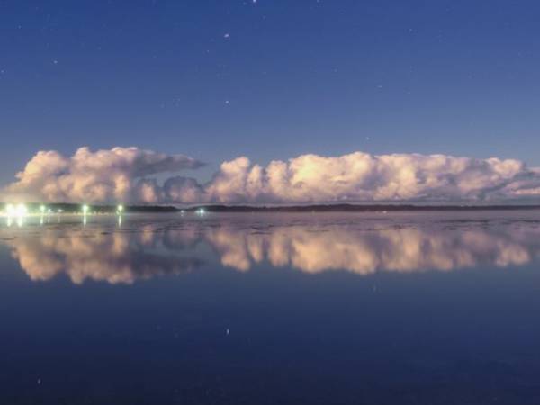 雨上がりの湖に浮かぶ『北斗七星』　写真家がとらえた１枚に「物語が始まりそう」