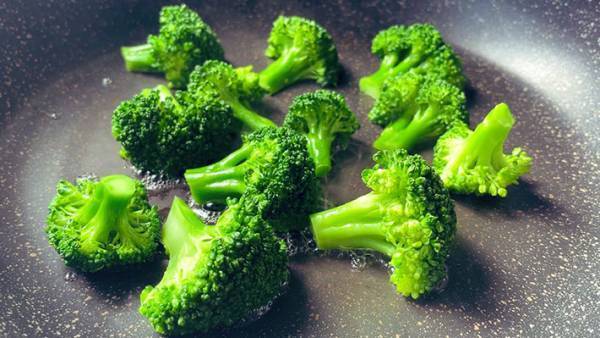 『冷凍ブロッコリー』をおいしく解凍する方法　「電子レンジを使うより好き」の声