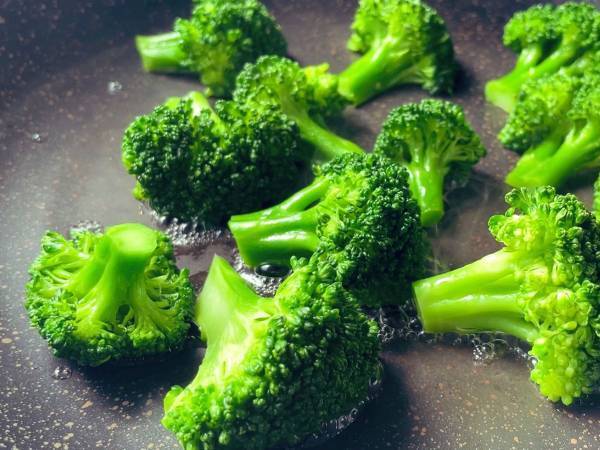 『冷凍ブロッコリー』をおいしく解凍する方法　「電子レンジを使うより好き」の声