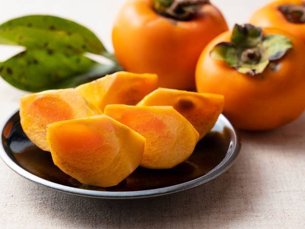 生の柿を食べるのに、飽きたら？　「知らなかった」が寄せられた食べ方