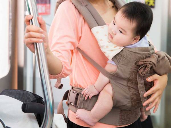 泣く赤ちゃんを抱っこして歩いていた女性　すると、男性が声をかけてきて？　「なんて優しい」「神対応」