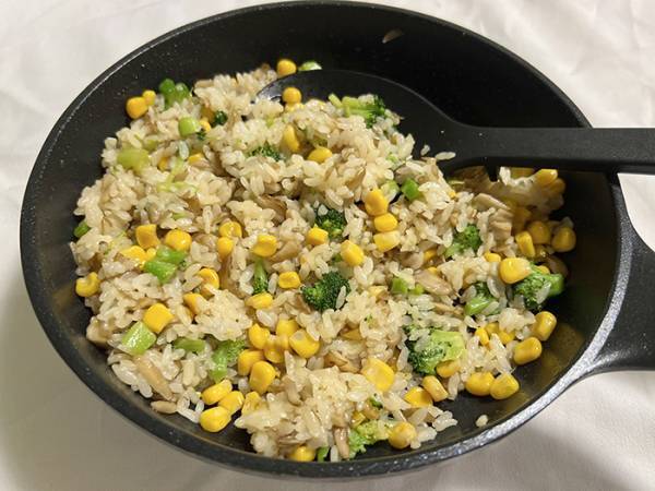 『冷蔵庫の食材』でパッと作れる！　即席ピラフに「これなら自分でも作れそう！」