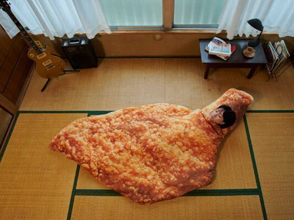 「高熱が出た時に見る夢か？」　モスバーガーのキャンペーン、当たる寝袋が「シュールすぎる！」