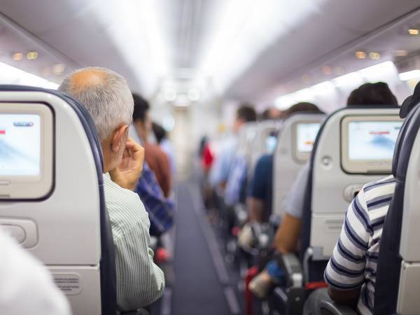 「赤ちゃんが泣いたらごめんね」　すると、隣に座るアメリカ人男性が？