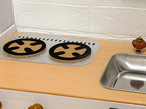 「売り物かと」「クオリティーが高すぎる」　段ボールで作ったキッチンがすごい！