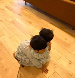 「見ているだけでポッカポカ」　３歳児が暖をとっていたのは？　「尊い光景…」「かわいすぎる」