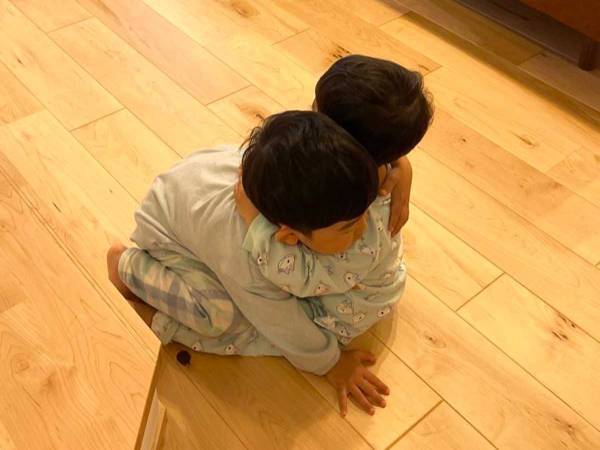 「見ているだけでポッカポカ」　３歳児が暖をとっていたのは？　「尊い光景…」「かわいすぎる」