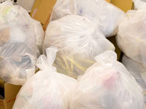 とがった燃えるゴミを安全に捨てるには？　清掃員が伝授したコツに「ナイスアイディア！」