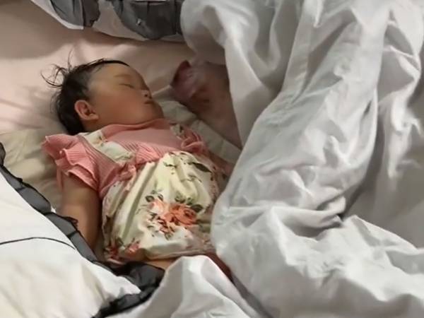 トイレから戻ってきた母親　赤ちゃんの隣を見ると『盛り上がり』があって？