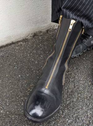 一見すると普通のブーツ　ジッパーを下げると「逆転の発想！」