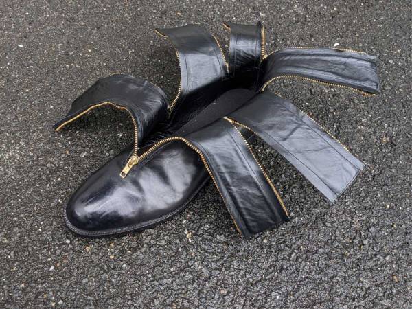 一見すると普通のブーツ　ジッパーを下げると「逆転の発想！」