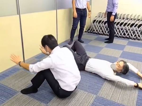 恐るおそる寝転がった会社員　４人の『何か違う動き』に「大丈夫そ？」