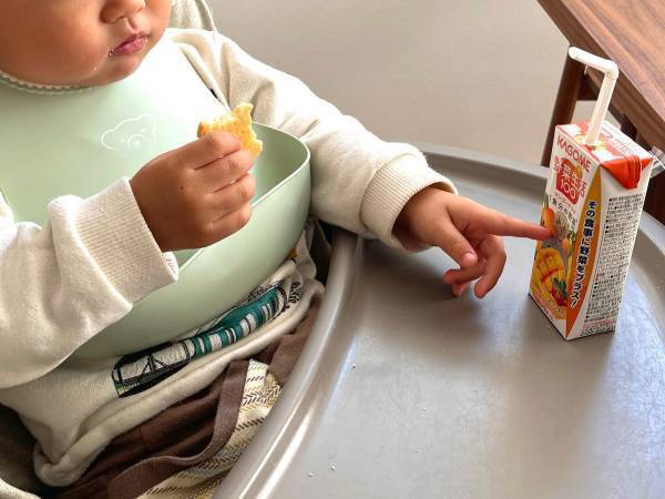 「ずっと見てくるけど…」　クッキーを食べていた次男、野菜ジュースからの『視線』に？