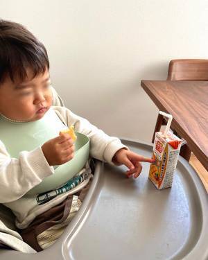 「ずっと見てくるけど…」　クッキーを食べていた次男、野菜ジュースからの『視線』に？