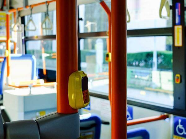 バスの手すりをつかめず、高齢者が出血するケガ　女性の行動に「素晴らしい！」