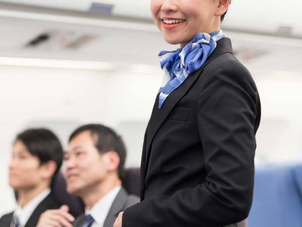 「誰かと思った…」「美しい」　客室乗務員に扮した『美女』の正体に、驚きの声が続出！