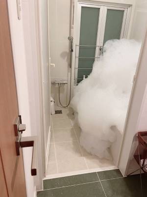 宿泊先の風呂で『優雅に泡風呂』のはずが！？　事態に「分かる」「本当にこうなるからな…」