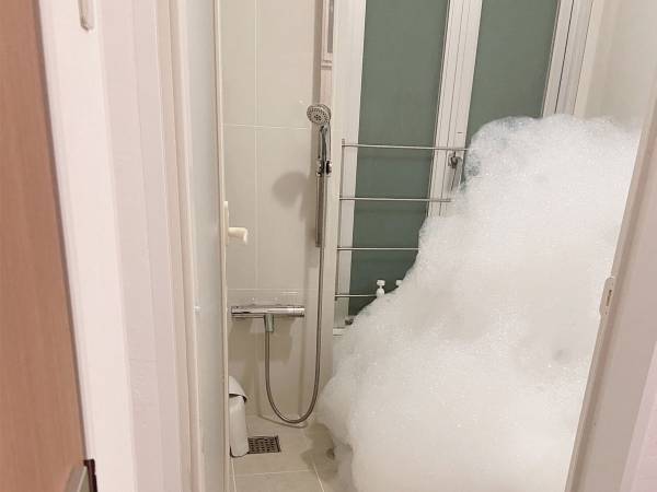 宿泊先の風呂で『優雅に泡風呂』のはずが！？　事態に「分かる」「本当にこうなるからな…」