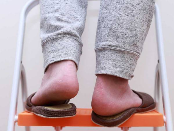 指を切断する危険も　消費者庁が警鐘を鳴らす子供の踏み台