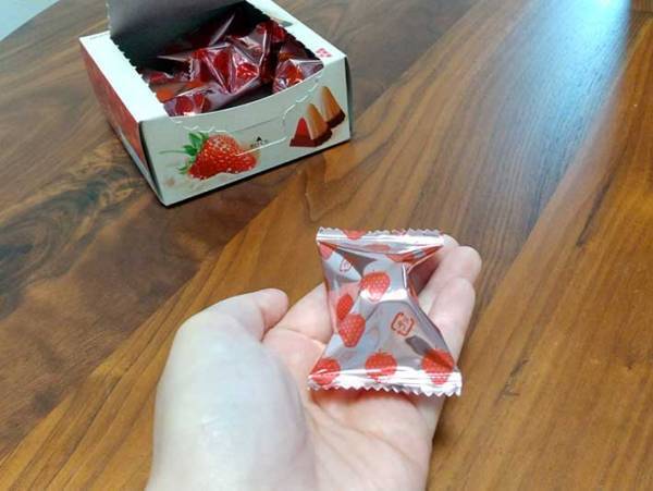 待ち望んだサイズ感！　ぜいたく感あふれる『大粒アポロ 北海道産ミルクと贅沢いちご』を食べてみた