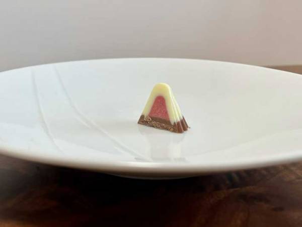 待ち望んだサイズ感！　ぜいたく感あふれる『大粒アポロ 北海道産ミルクと贅沢いちご』を食べてみた