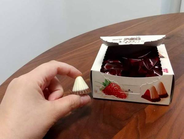 待ち望んだサイズ感！　ぜいたく感あふれる『大粒アポロ 北海道産ミルクと贅沢いちご』を食べてみた