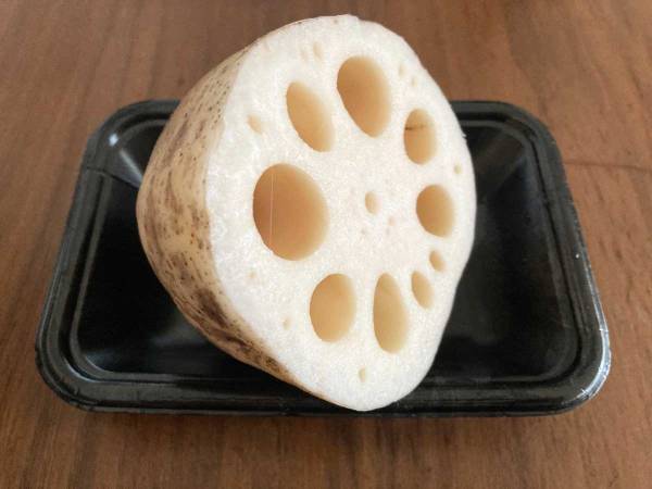 これでもうヒヤヒヤしない！　レンコンの皮を安全にむく裏ワザ