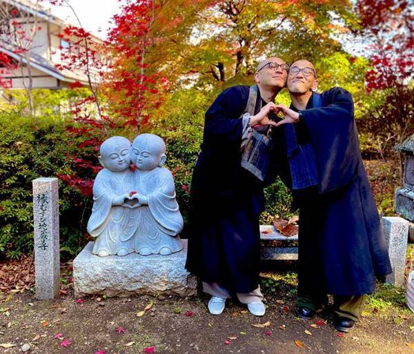 『縁むすび地蔵』のポーズを再現した、２人の僧侶　その姿に「笑った」「最高の１枚！」