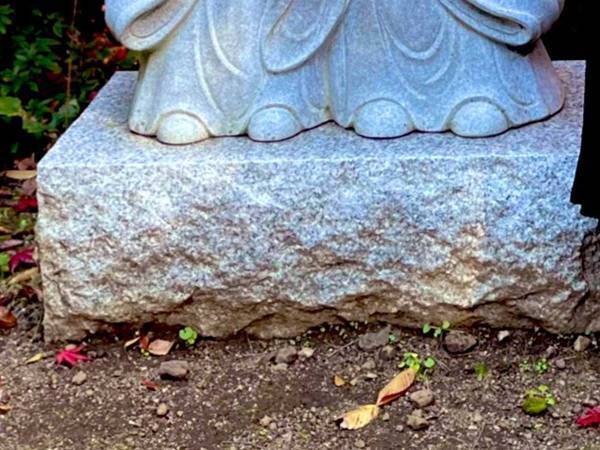 『縁むすび地蔵』のポーズを再現した、２人の僧侶　その姿に「笑った」「最高の１枚！」