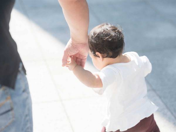 歩きたい娘vs急ぐ父親　賢いテクニックに「あるあるすぎて笑った！」