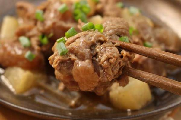 「ご飯が止まらなくなりそう」「今度作ってみる」　シェフ考案の『牛すじ煮込み』レシピに反響