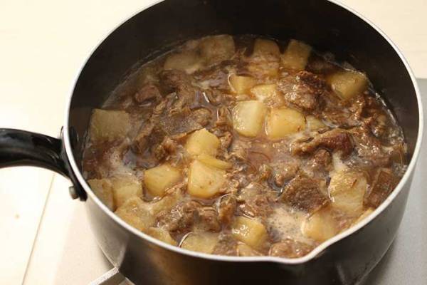 「ご飯が止まらなくなりそう」「今度作ってみる」　シェフ考案の『牛すじ煮込み』レシピに反響