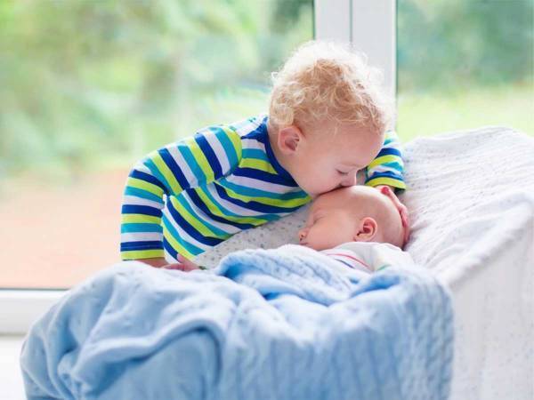 生まれたばかりの弟と初対面した３歳児　思わずささやいた言葉とは…？