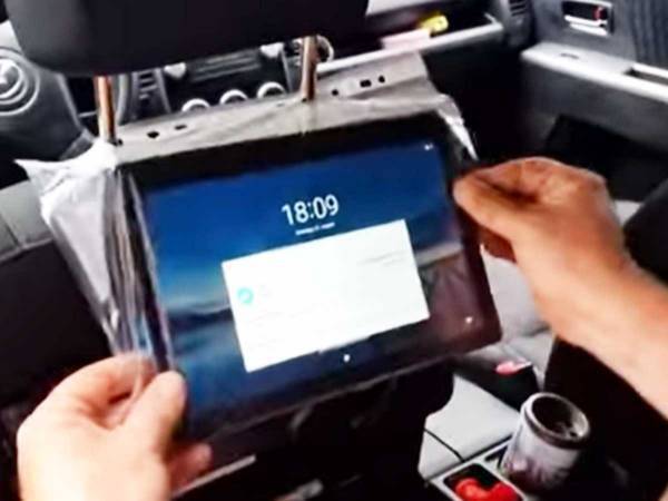 後部座席に乗ってると、ちょっと退屈…　快適に動画が見れる方法に目からウロコ！