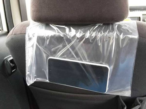 後部座席に乗ってると、ちょっと退屈…　快適に動画が見れる方法に目からウロコ！