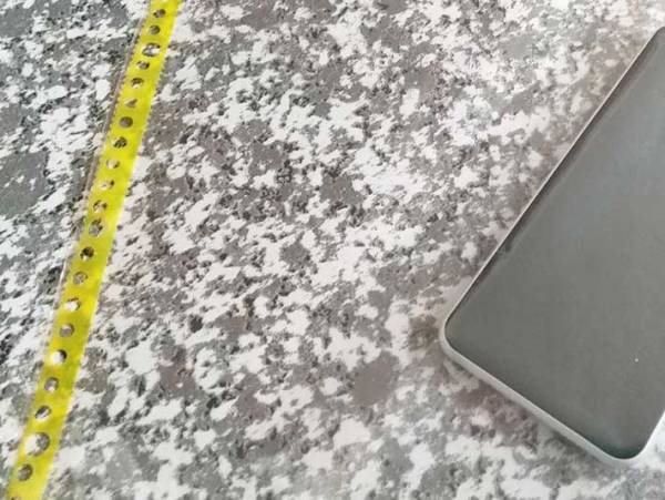 後部座席に乗ってると、ちょっと退屈…　快適に動画が見れる方法に目からウロコ！