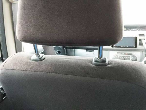 後部座席に乗ってると、ちょっと退屈…　快適に動画が見れる方法に目からウロコ！